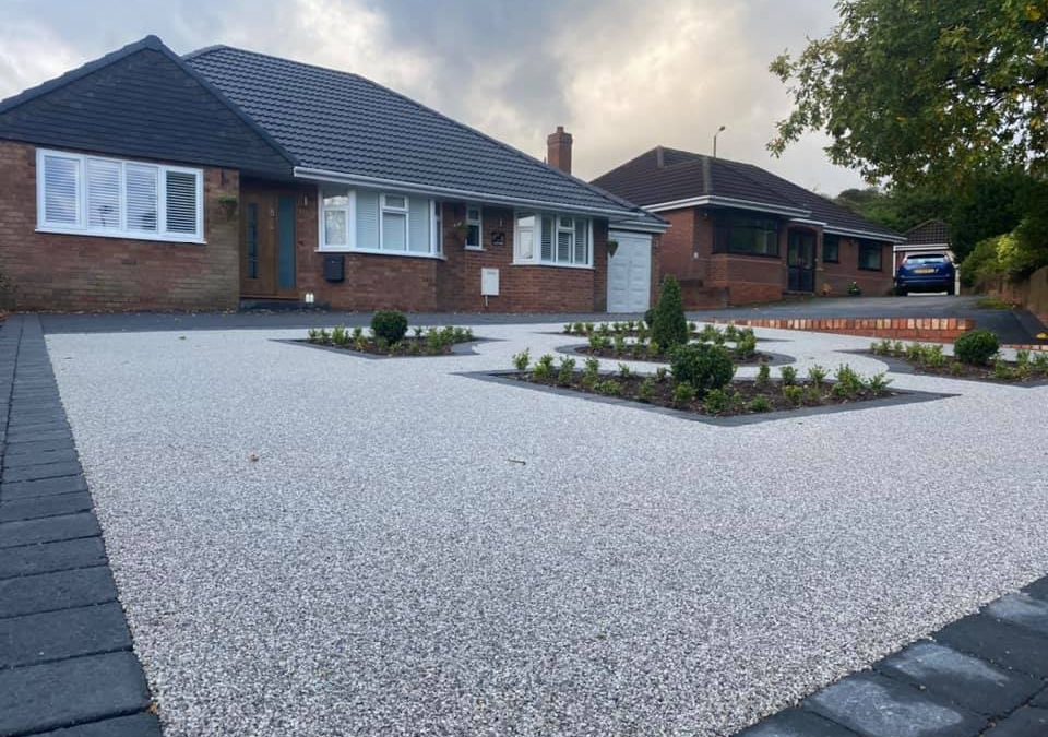 Fantastic driveway, retaining wall and resin bound gravel garden feature installed
